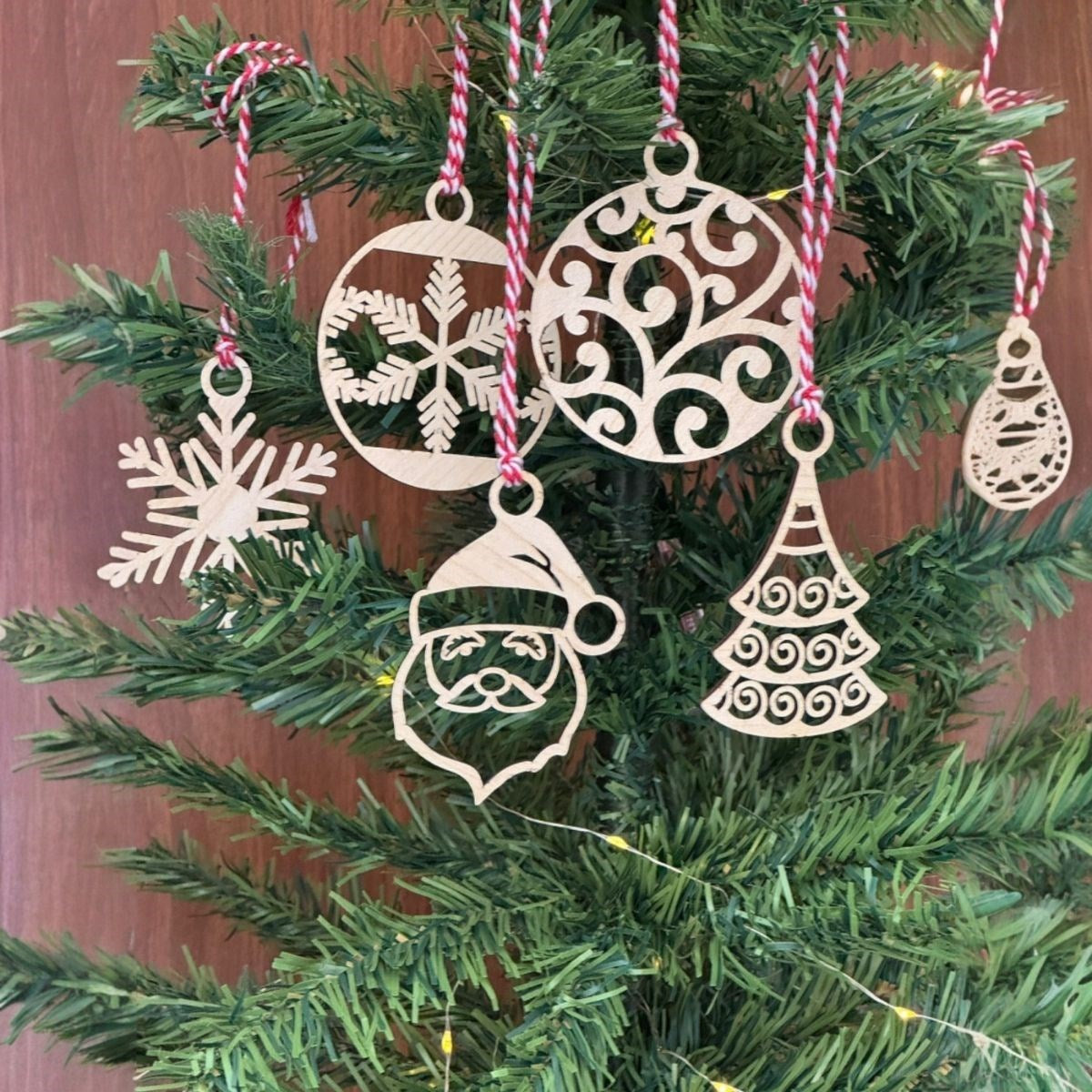 6 Parça Kırmızı Beyaz İplı Noel Babalı Ve Kar Tanesı Model Ahşap Yılbaşı Ağaç Süsü
